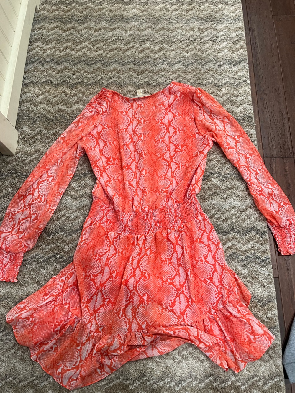 Michael kors sea coral long sleeved dress size Large Snake printed Smocked - Picture 3 of 4